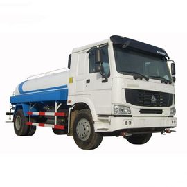 LHD conduisant des véhicules de but spécial a utilisé des camions de réservoir d'eau pour le nettoyage de route